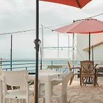 Rooms By The Sea